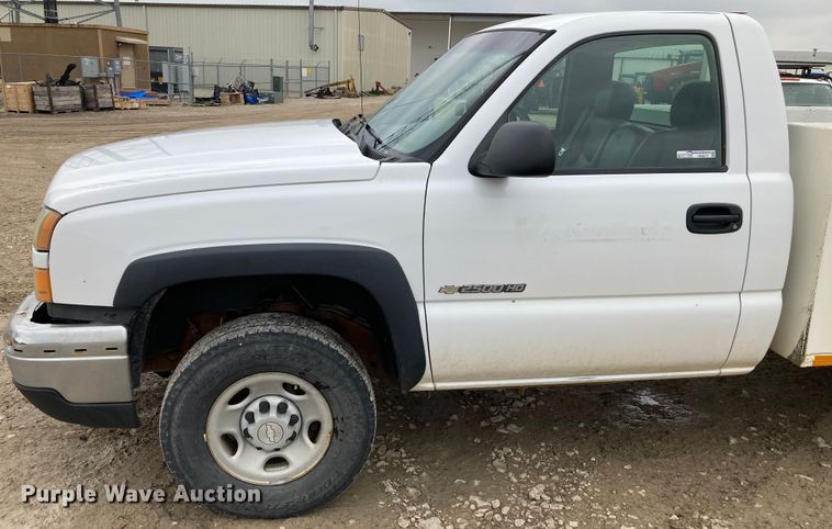 image for item HN9875 2006 Chevrolet Silverado 2500HD  utility bed pickup truck