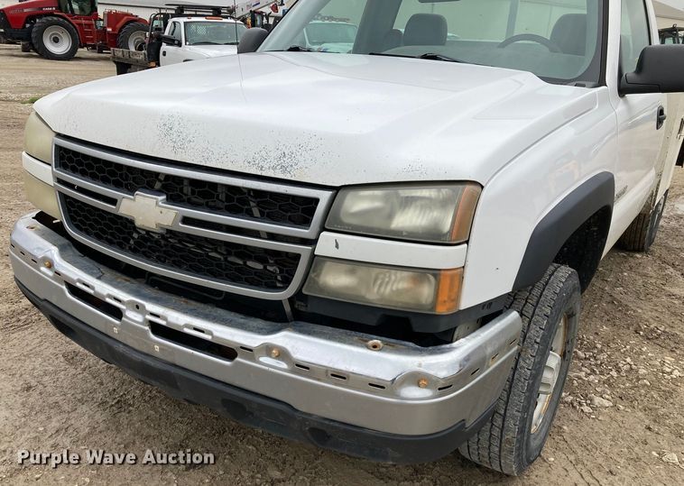 image for item HN9875 2006 Chevrolet Silverado 2500HD  utility bed pickup truck