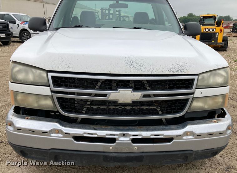 image for item HN9875 2006 Chevrolet Silverado 2500HD  utility bed pickup truck