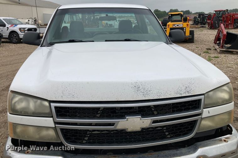 image for item HN9875 2006 Chevrolet Silverado 2500HD  utility bed pickup truck