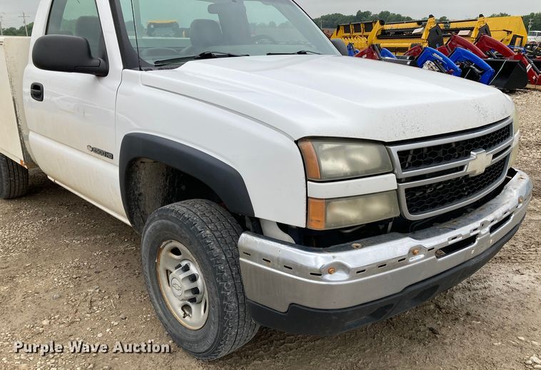 image for item HN9875 2006 Chevrolet Silverado 2500HD  utility bed pickup truck