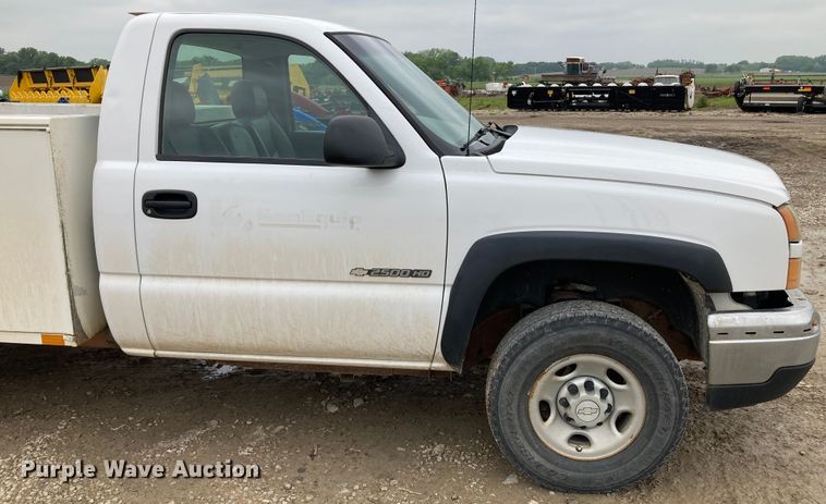 image for item HN9875 2006 Chevrolet Silverado 2500HD  utility bed pickup truck