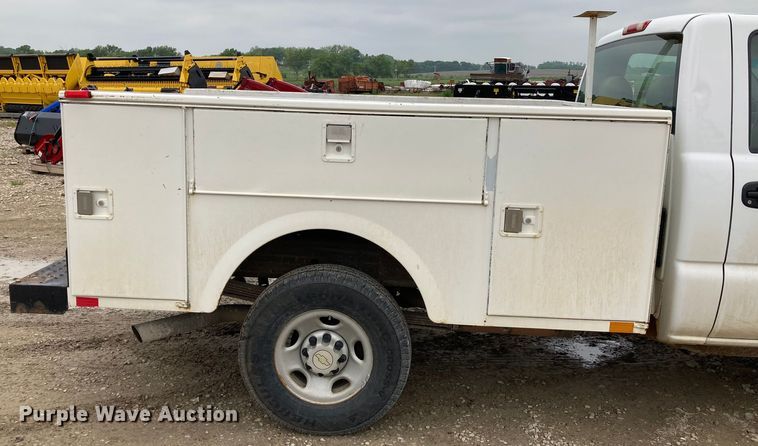 image for item HN9875 2006 Chevrolet Silverado 2500HD  utility bed pickup truck