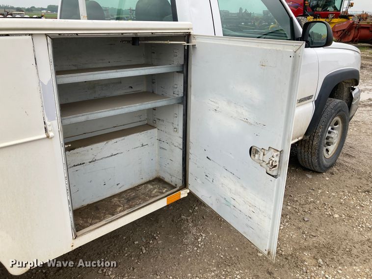 image for item HN9875 2006 Chevrolet Silverado 2500HD  utility bed pickup truck