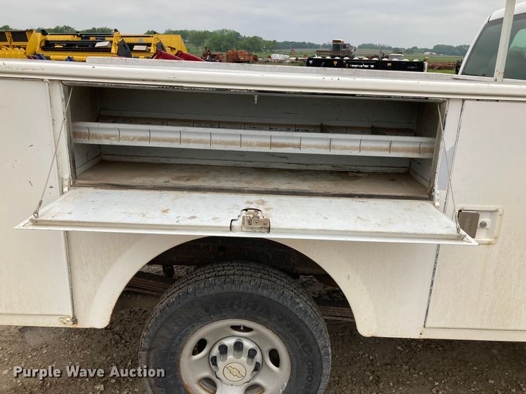 image for item HN9875 2006 Chevrolet Silverado 2500HD  utility bed pickup truck