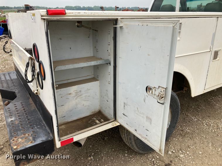 image for item HN9875 2006 Chevrolet Silverado 2500HD  utility bed pickup truck