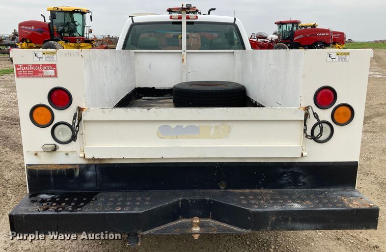 image for item HN9875 2006 Chevrolet Silverado 2500HD  utility bed pickup truck