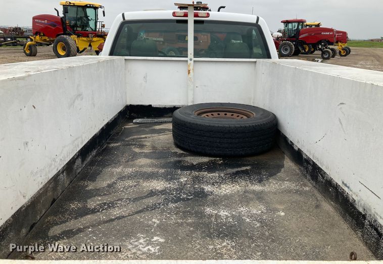 image for item HN9875 2006 Chevrolet Silverado 2500HD  utility bed pickup truck