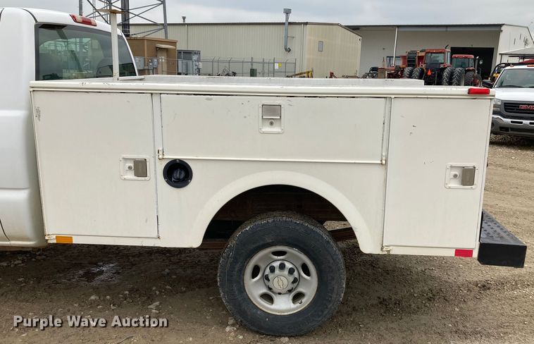 image for item HN9875 2006 Chevrolet Silverado 2500HD  utility bed pickup truck