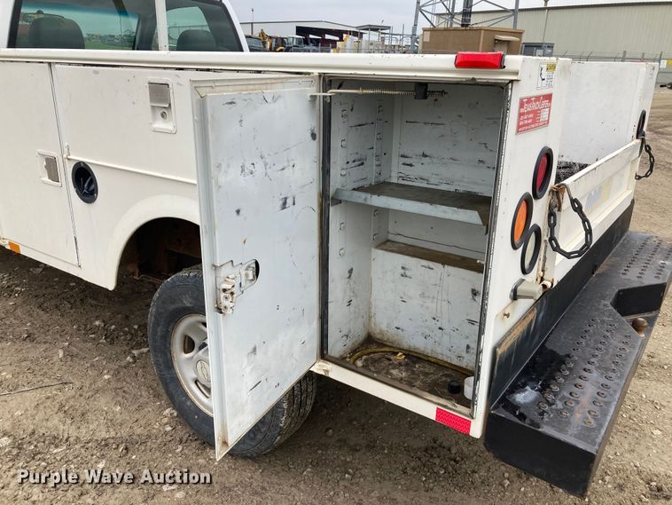 image for item HN9875 2006 Chevrolet Silverado 2500HD  utility bed pickup truck