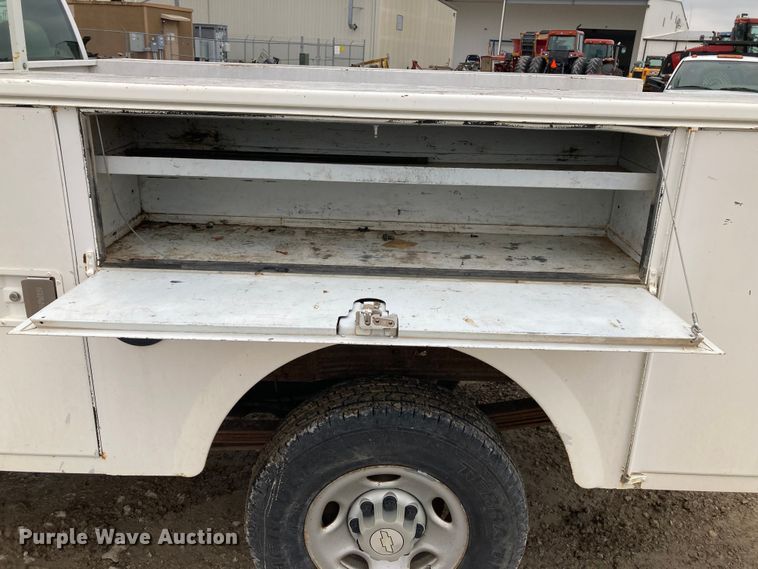 image for item HN9875 2006 Chevrolet Silverado 2500HD  utility bed pickup truck