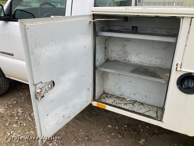 image for item HN9875 2006 Chevrolet Silverado 2500HD  utility bed pickup truck