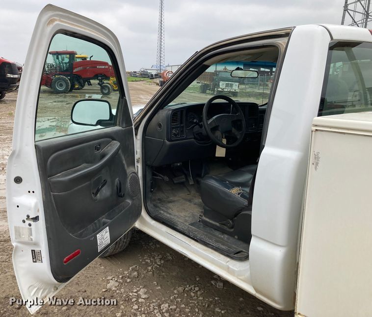 image for item HN9875 2006 Chevrolet Silverado 2500HD  utility bed pickup truck