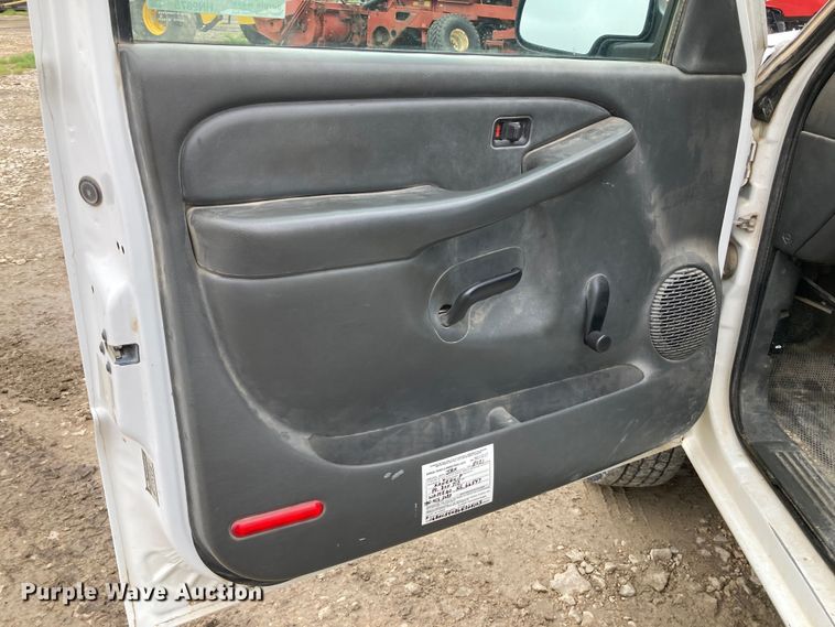 image for item HN9875 2006 Chevrolet Silverado 2500HD  utility bed pickup truck