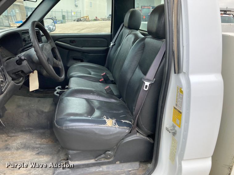 image for item HN9875 2006 Chevrolet Silverado 2500HD  utility bed pickup truck