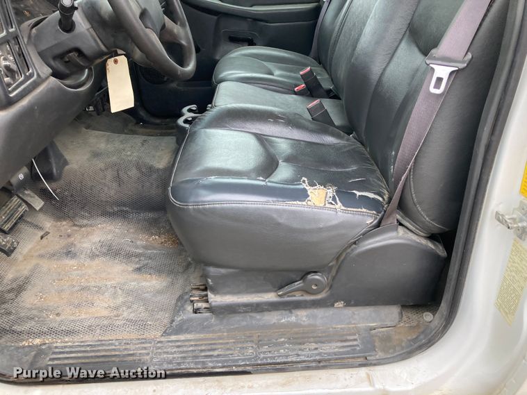 image for item HN9875 2006 Chevrolet Silverado 2500HD  utility bed pickup truck