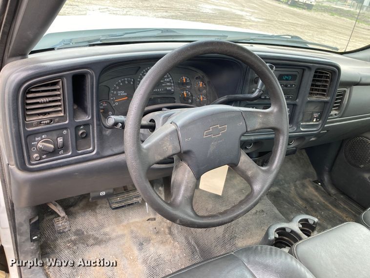 image for item HN9875 2006 Chevrolet Silverado 2500HD  utility bed pickup truck