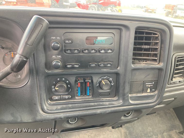 image for item HN9875 2006 Chevrolet Silverado 2500HD  utility bed pickup truck