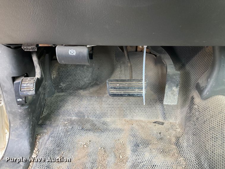 image for item HN9875 2006 Chevrolet Silverado 2500HD  utility bed pickup truck