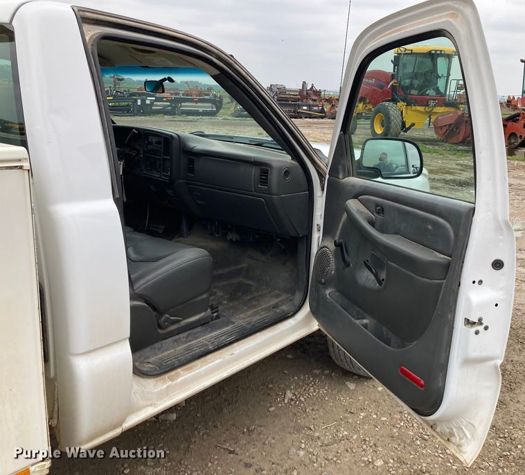 image for item HN9875 2006 Chevrolet Silverado 2500HD  utility bed pickup truck