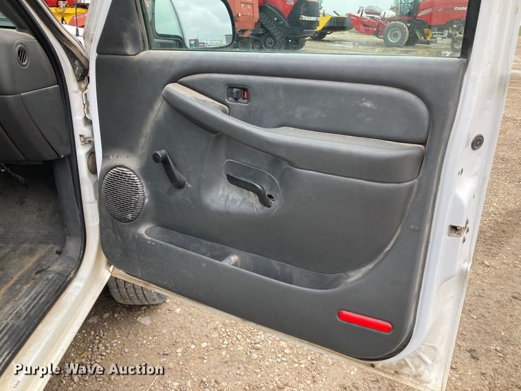 image for item HN9875 2006 Chevrolet Silverado 2500HD  utility bed pickup truck