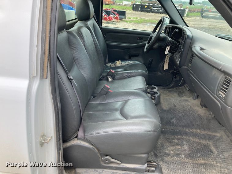 image for item HN9875 2006 Chevrolet Silverado 2500HD  utility bed pickup truck