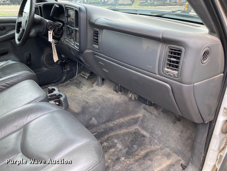 image for item HN9875 2006 Chevrolet Silverado 2500HD  utility bed pickup truck