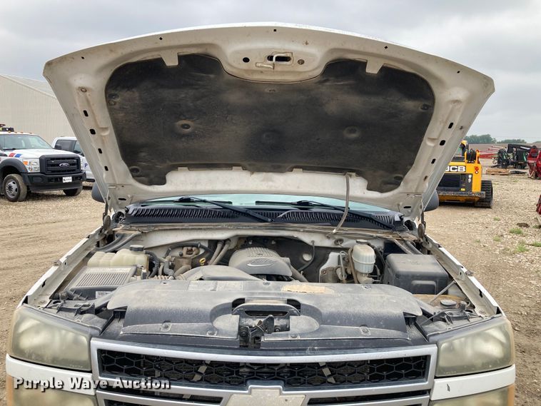 image for item HN9875 2006 Chevrolet Silverado 2500HD  utility bed pickup truck