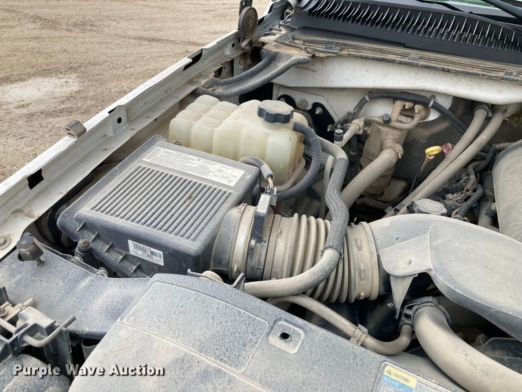 image for item HN9875 2006 Chevrolet Silverado 2500HD  utility bed pickup truck