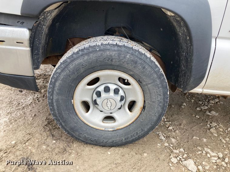 image for item HN9875 2006 Chevrolet Silverado 2500HD  utility bed pickup truck