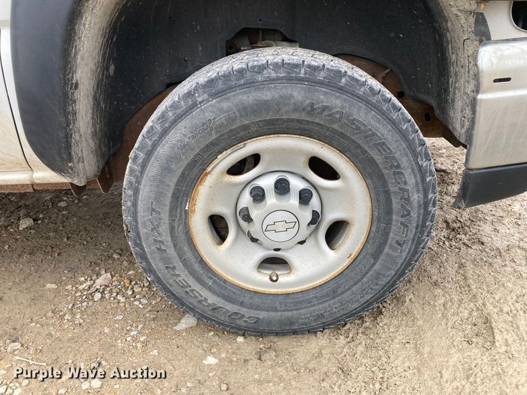 image for item HN9875 2006 Chevrolet Silverado 2500HD  utility bed pickup truck