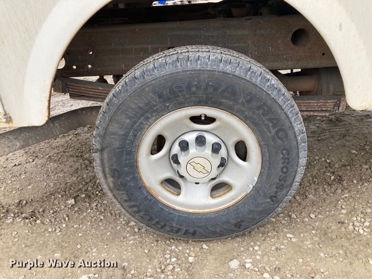 image for item HN9875 2006 Chevrolet Silverado 2500HD  utility bed pickup truck