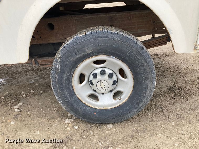 image for item HN9875 2006 Chevrolet Silverado 2500HD  utility bed pickup truck