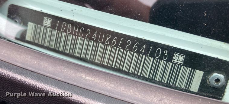 image for item HN9875 2006 Chevrolet Silverado 2500HD  utility bed pickup truck