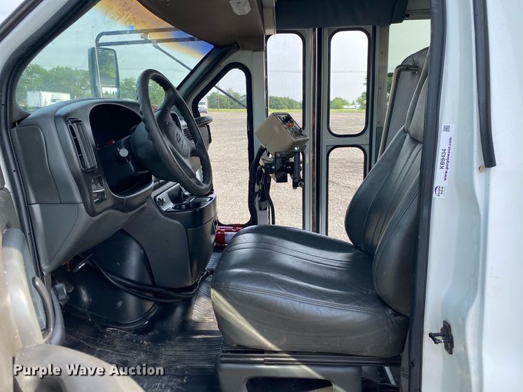 image for item KB9434 2002 Chevrolet Express  school bus