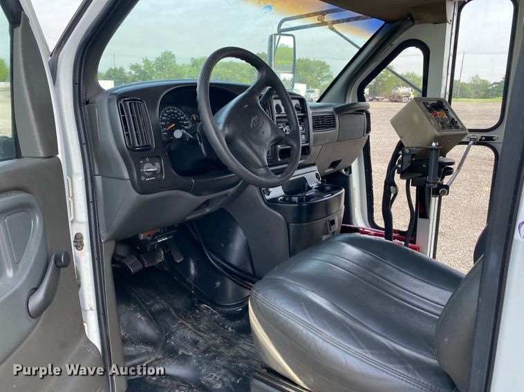 image for item KB9434 2002 Chevrolet Express  school bus