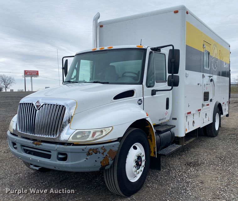 image for item KB9592 2004 International 4400  box truck