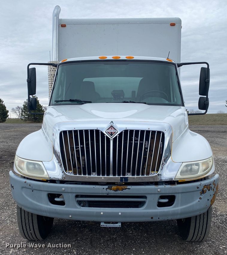 image for item KB9592 2004 International 4400  box truck