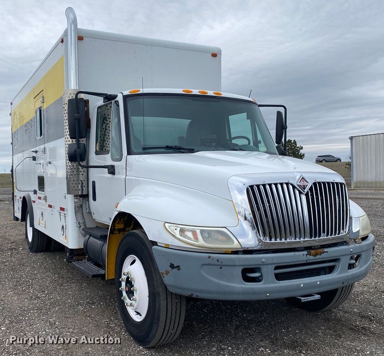 image for item KB9592 2004 International 4400  box truck