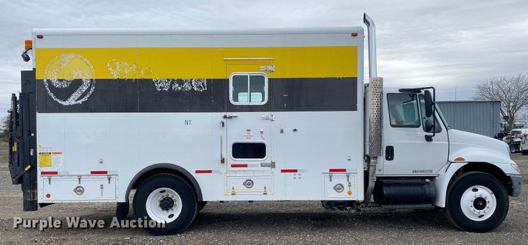 image for item KB9592 2004 International 4400  box truck