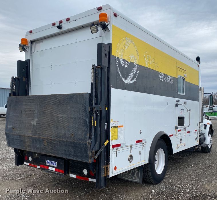 image for item KB9592 2004 International 4400  box truck