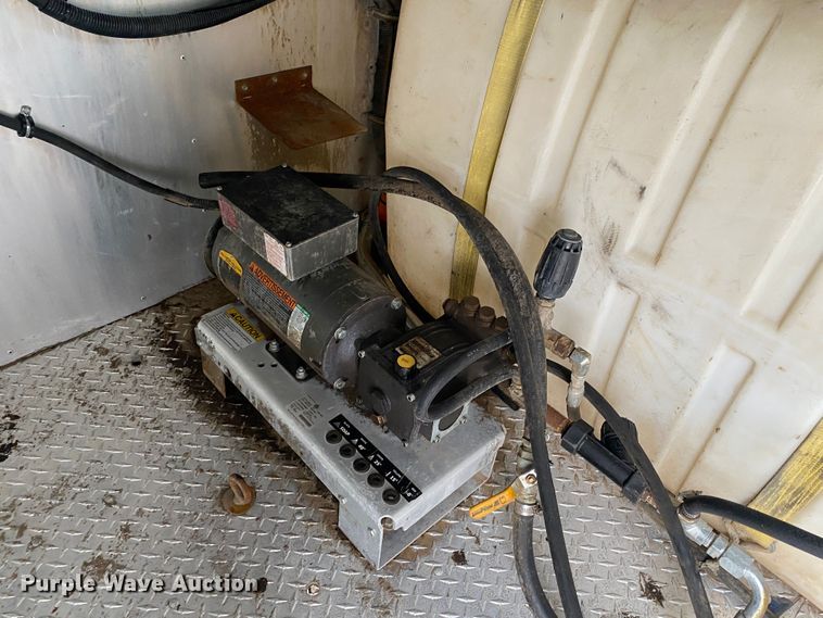 image for item KB9592 2004 International 4400  box truck