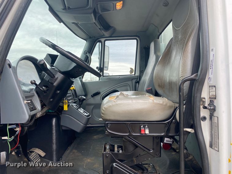 image for item KB9592 2004 International 4400  box truck