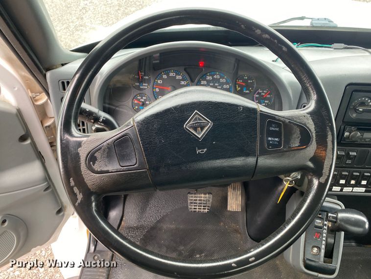 image for item KB9592 2004 International 4400  box truck