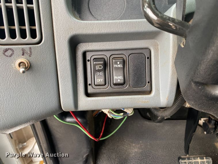 image for item KB9592 2004 International 4400  box truck