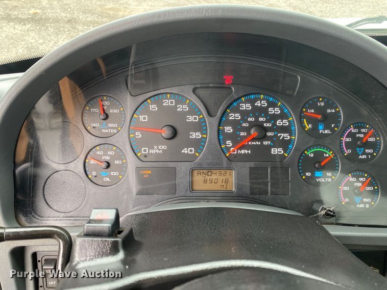 image for item KB9592 2004 International 4400  box truck