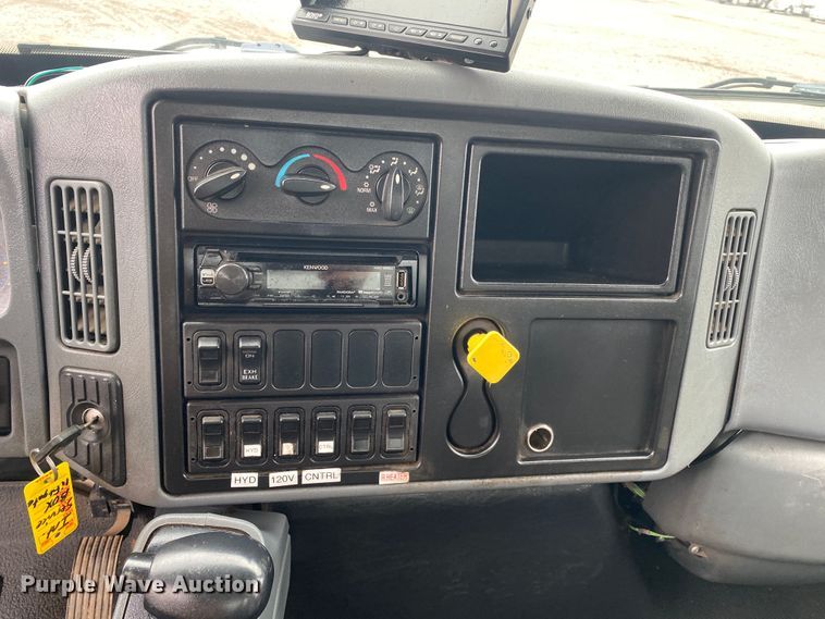 image for item KB9592 2004 International 4400  box truck