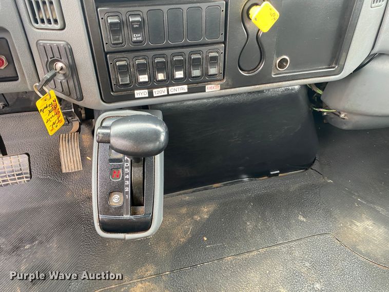 image for item KB9592 2004 International 4400  box truck