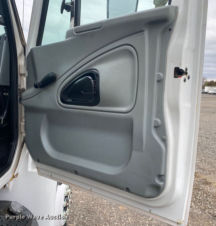 image for item KB9592 2004 International 4400  box truck