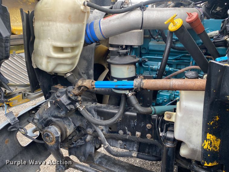 image for item KB9592 2004 International 4400  box truck